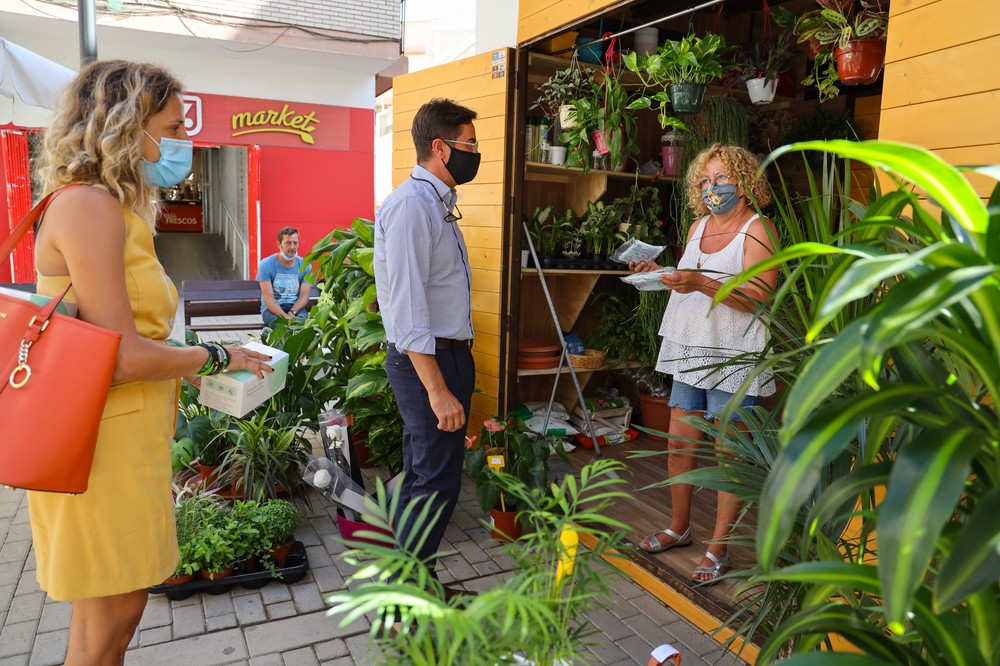  El Ayuntamiento continúa con el reparto de 40.000 mascarillas higiénicas entre los locales comerciales y hosteleros de El Ejido y los núcleos y recuerda la obligación de su uso para evitar posibles c