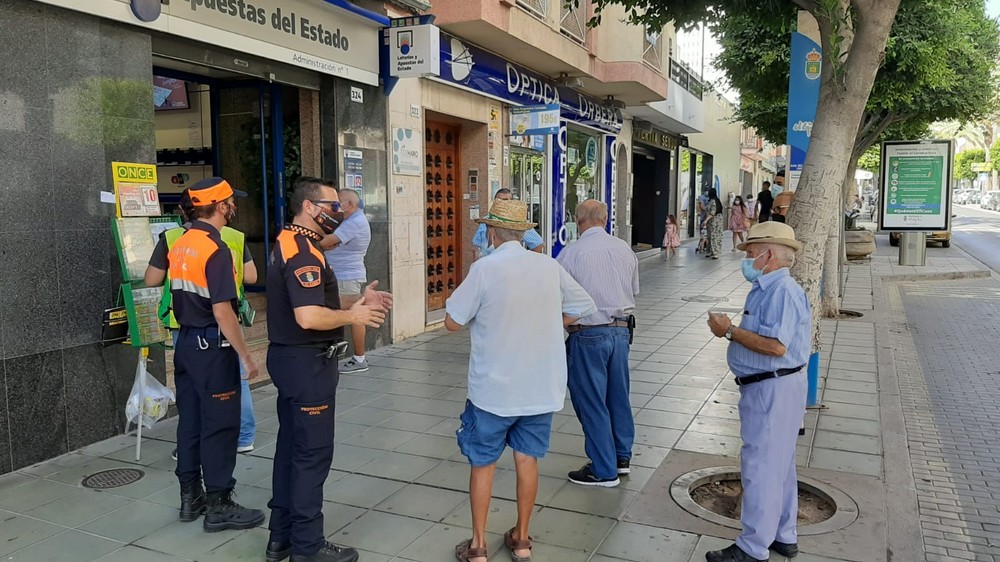 Policía Local y Protección Civil de El Ejido realizan labores de inspección y control del cumplimiento de todas las normas de prevención de COVID-19