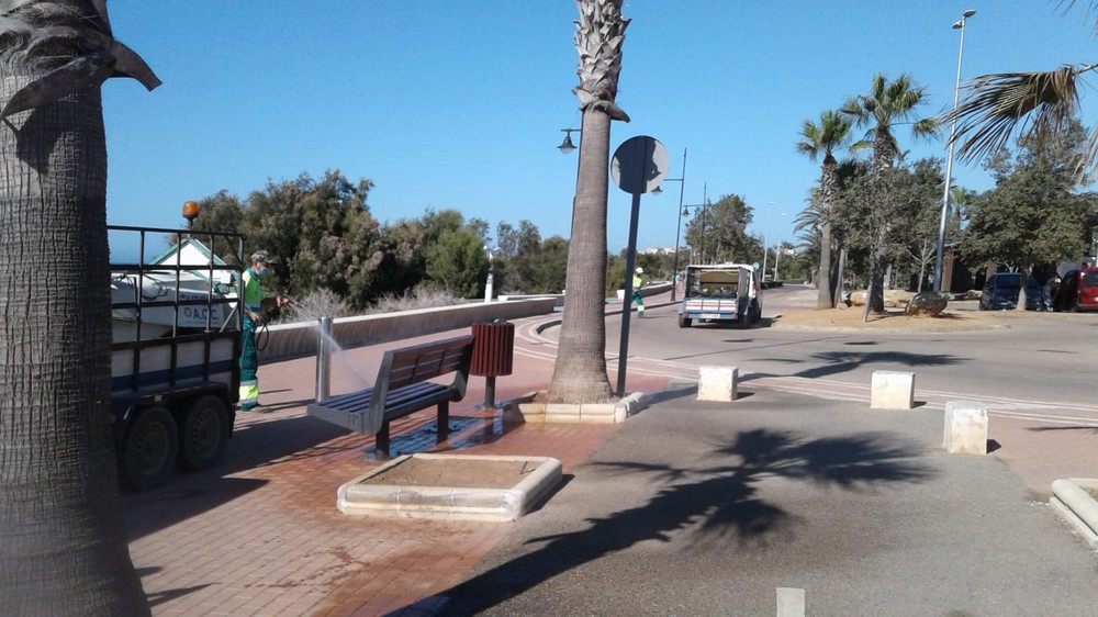 El Ayuntamiento de El Ejido realiza labores de limpieza en zonas de playa