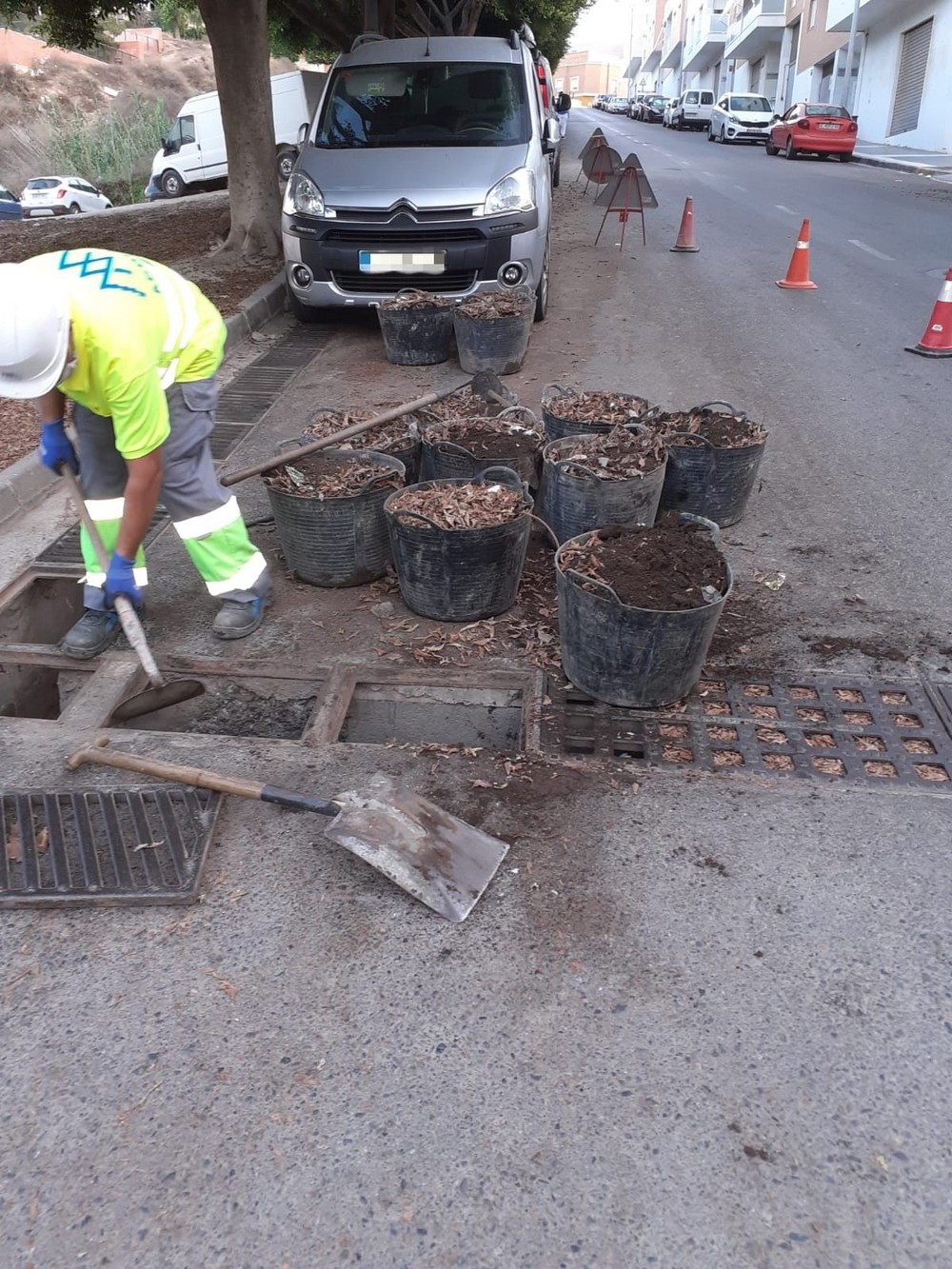 El Ayuntamiento de Adra refuerza la limpieza de imbornales ante las posibles lluvias de otoño