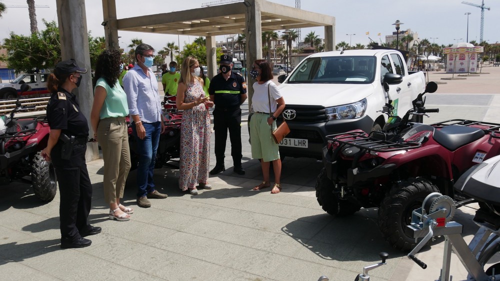 Maribel Torregrosa supervisa en Adra el Plan de Playas Seguras