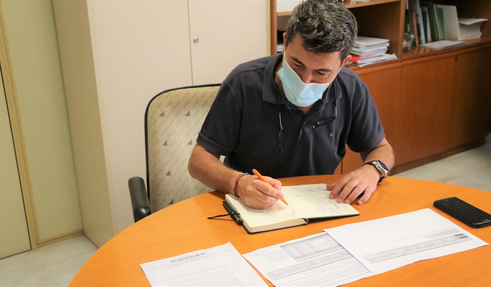 El gobierno local prevé la mejora del pavimento de la sala del Centro de Usos Múltiples de Santa María del Águila