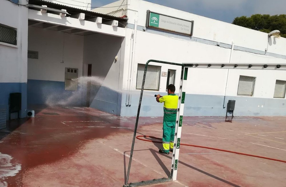 Ayuntamiento realiza labores de baldeo y desinfección en los accesos y patios de los colegios de Adra