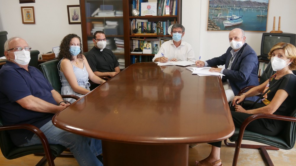 Ayuntamiento de Adra y Cáritas sellan un convenio para consolidar su respaldo a los más vulnerables