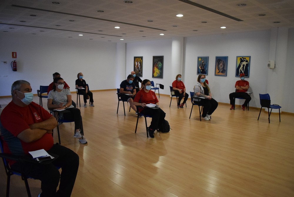 Los conserjes de centros educativos e instalaciones deportivas de Vícar reciben formación sobre la COVID-19 y los protocolos de prevención establecidos
