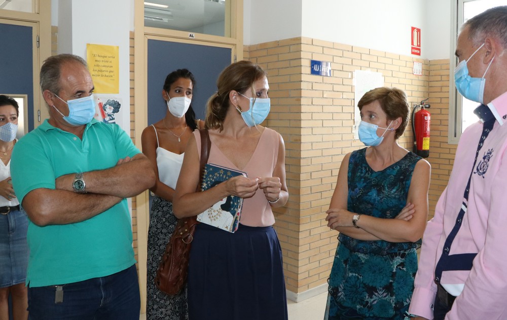 Julia Ibáñez traslada al delegado de Educación las necesidades educativas del municipio frente al COVID-19