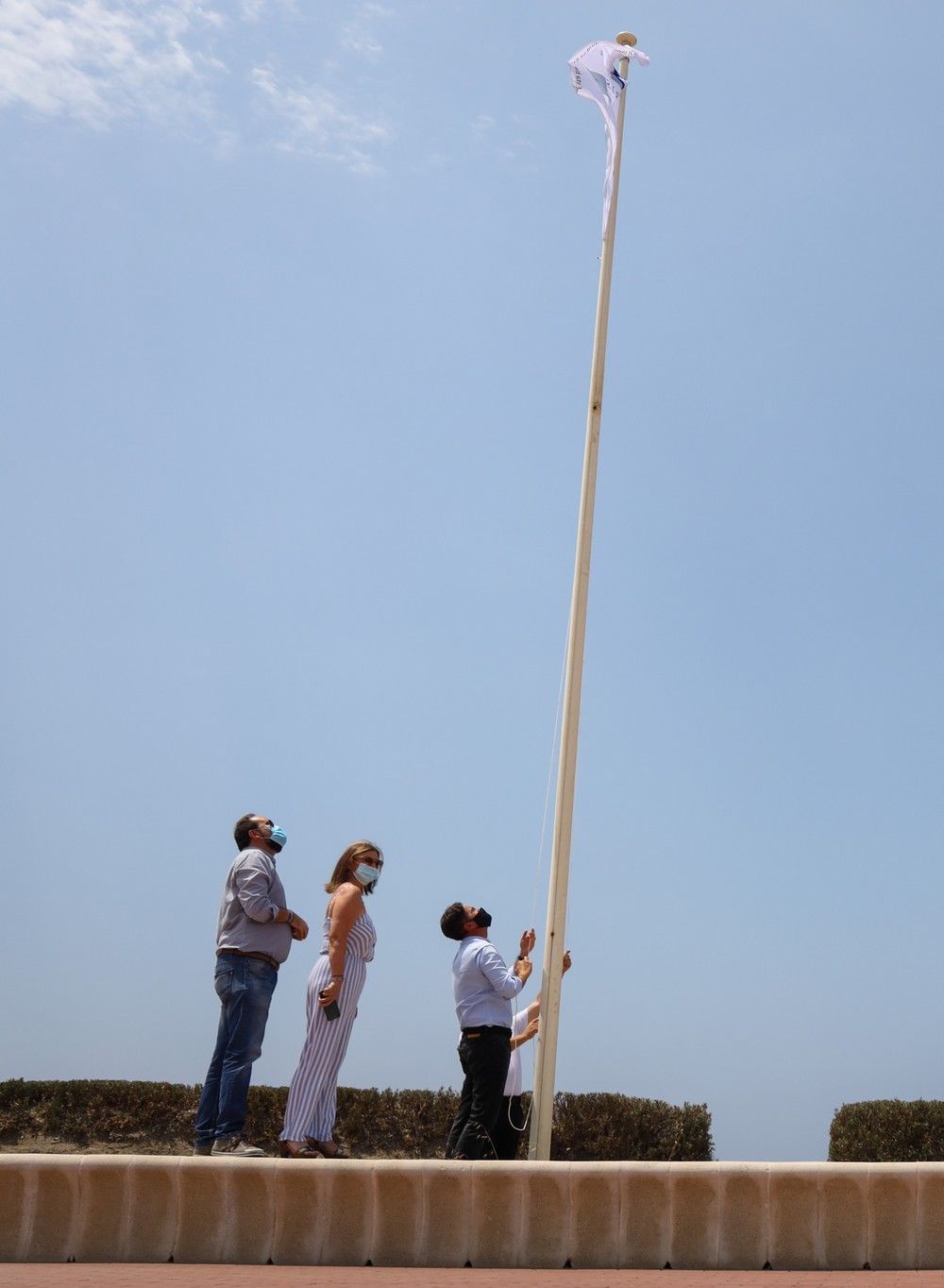 El Ejido logra un significativo salto cualitativo este verano con la consecución de 22 distinciones para sus playas que acreditan un elevado nivel de seguridad, tranquilidad y calidad