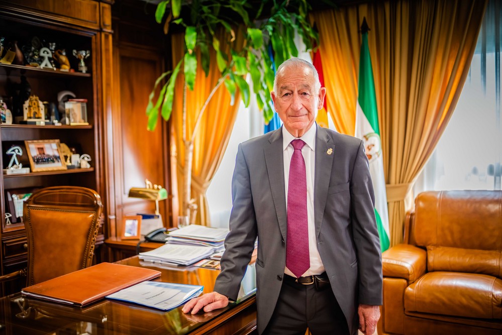 El PSOE considera que el informe de la UDEF pone “en jaque” a Amat y le exige explicaciones urgentes