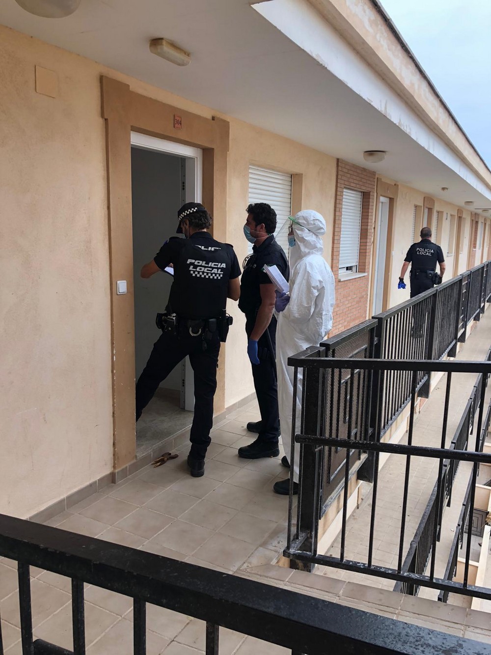 Ayuntamiento y Policía Local de El Ejido inician las tareas de identificación de los moradores e inspección de las viviendas ‘okupadas’ en San Agustín