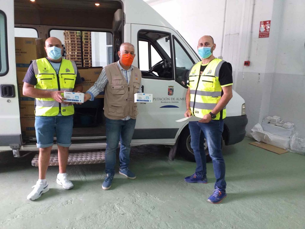 La Subdelegación del Gobierno reparte entre ayuntamientos, Diputación y entidades sociales un total de 230.000 mascarillas