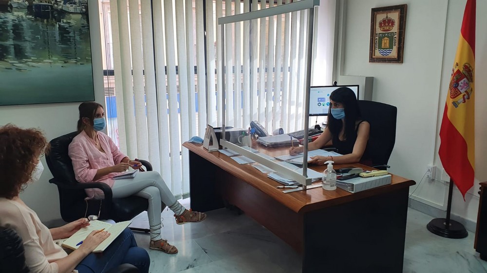 Almudena Martínez se reúne con la nueva coordinadora de equipos técnicos de Absentismo Escolar