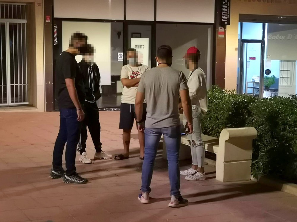 Una patrulla de Policía Local de paisano lleva a cabo labores de vigilancia en materia sanitaria por COVID-19 en El Ejido