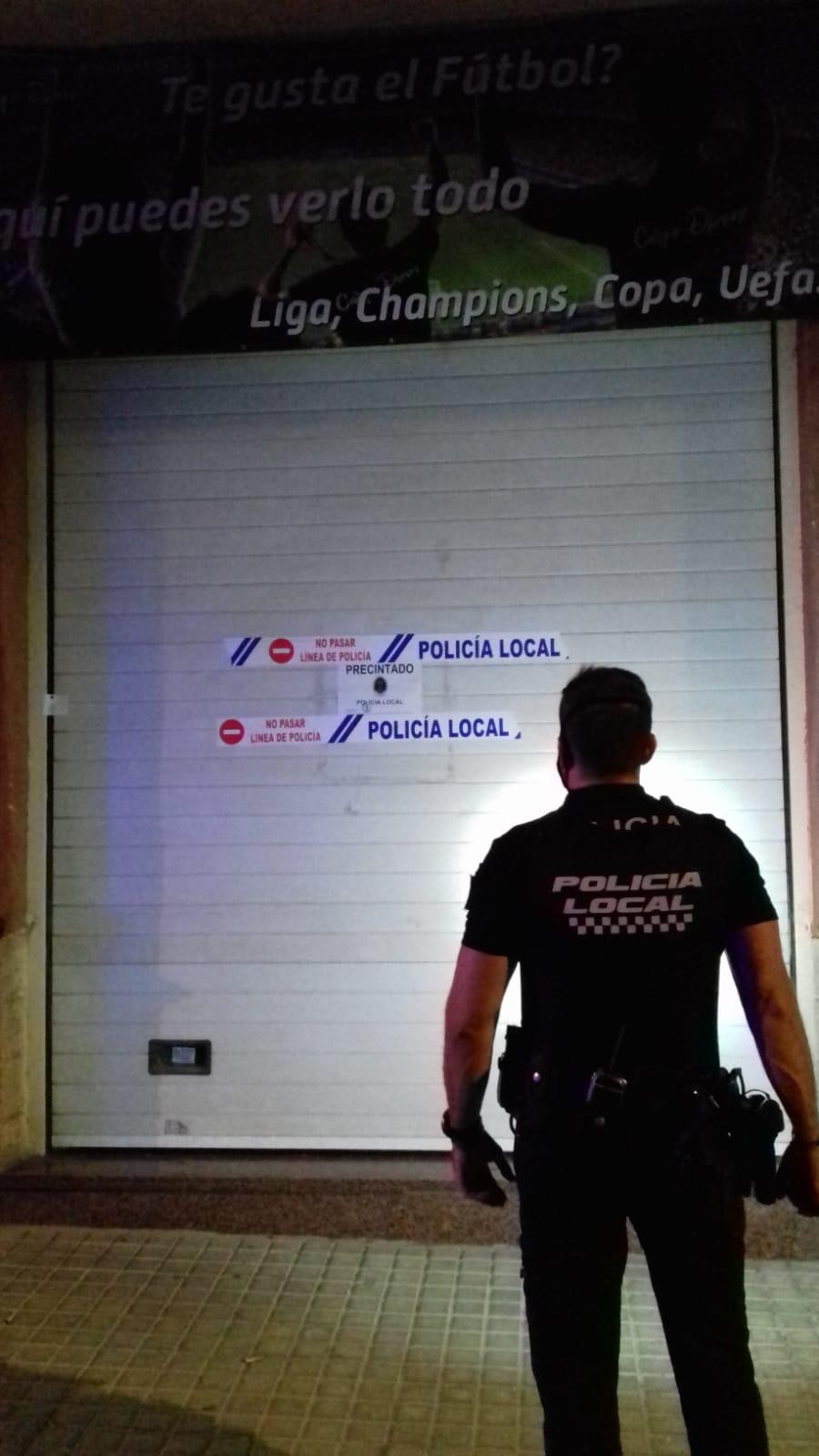 La Policía Local cierra tres establecimientos por incumplimiento de las medidas de prevención frente al COVID-19 e interviene contra la venta ilegal en la calle Manolo Escobar