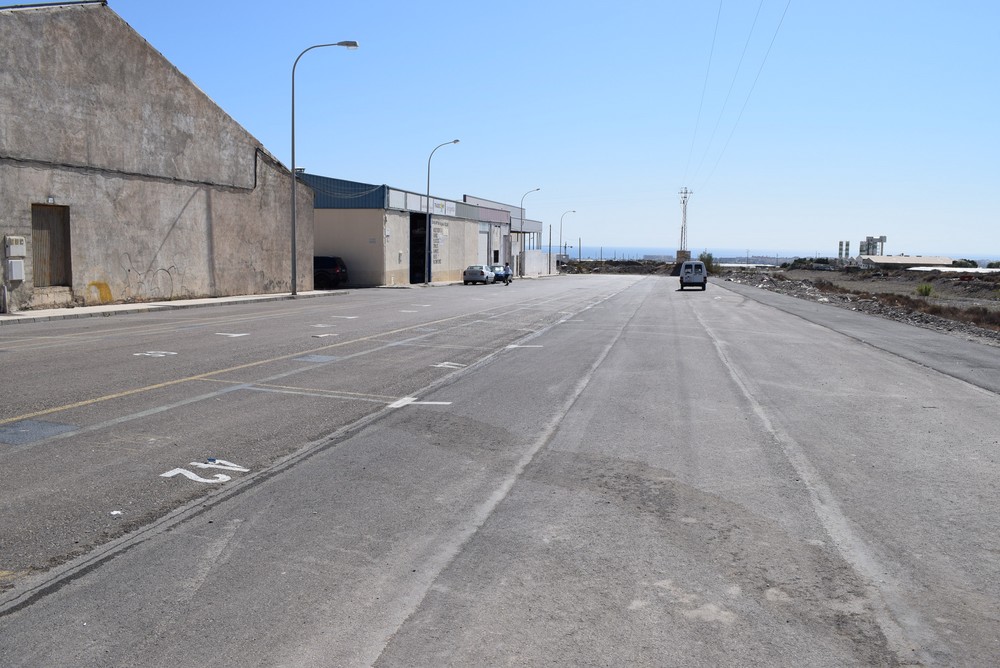 Finalizan las obras de asfaltado y remodelación del espacio reservado para el mercadillo de la Puebla de Vícar