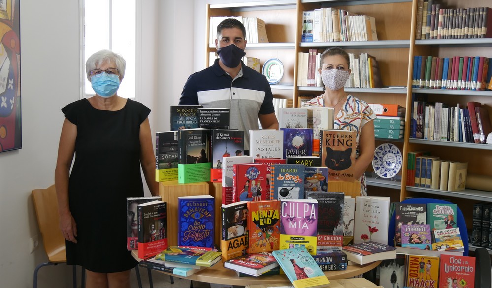 El Ayuntamiento de Adra adquiere casi 400 libros para ampliar el catálogo de la Biblioteca Municipal