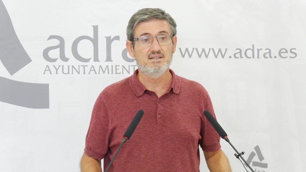 Manuel Cortés muestra su “reconocimiento” a las personas mayores de Adra por su “responsabilidad”