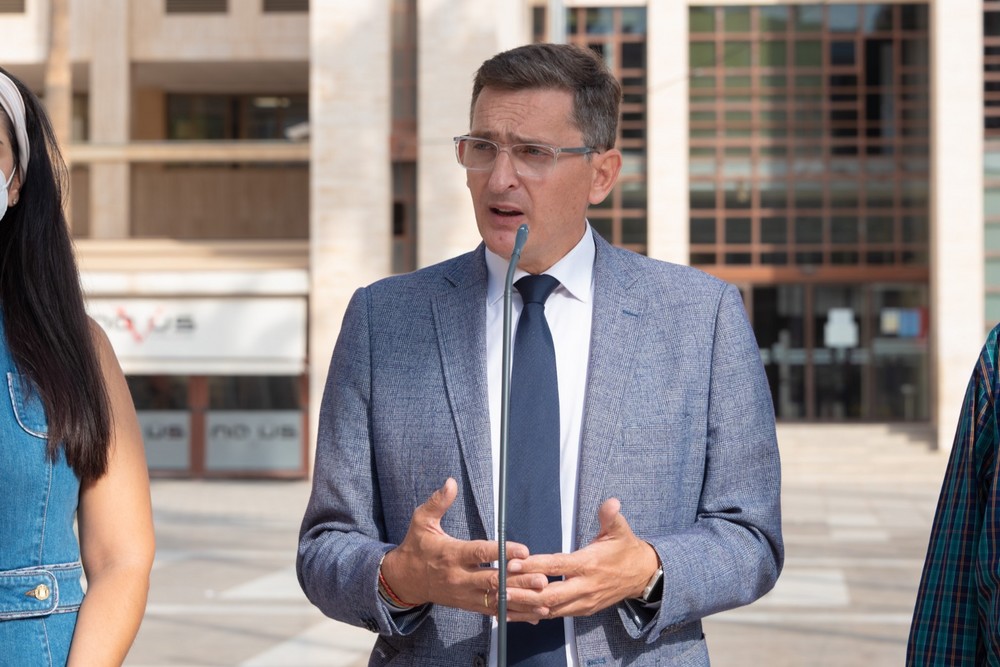 El PSOE exige a Gabriel Amat que aclare si modificó el acuerdo del pleno sobre el hospital de Roquetas para beneficiar a una empresa