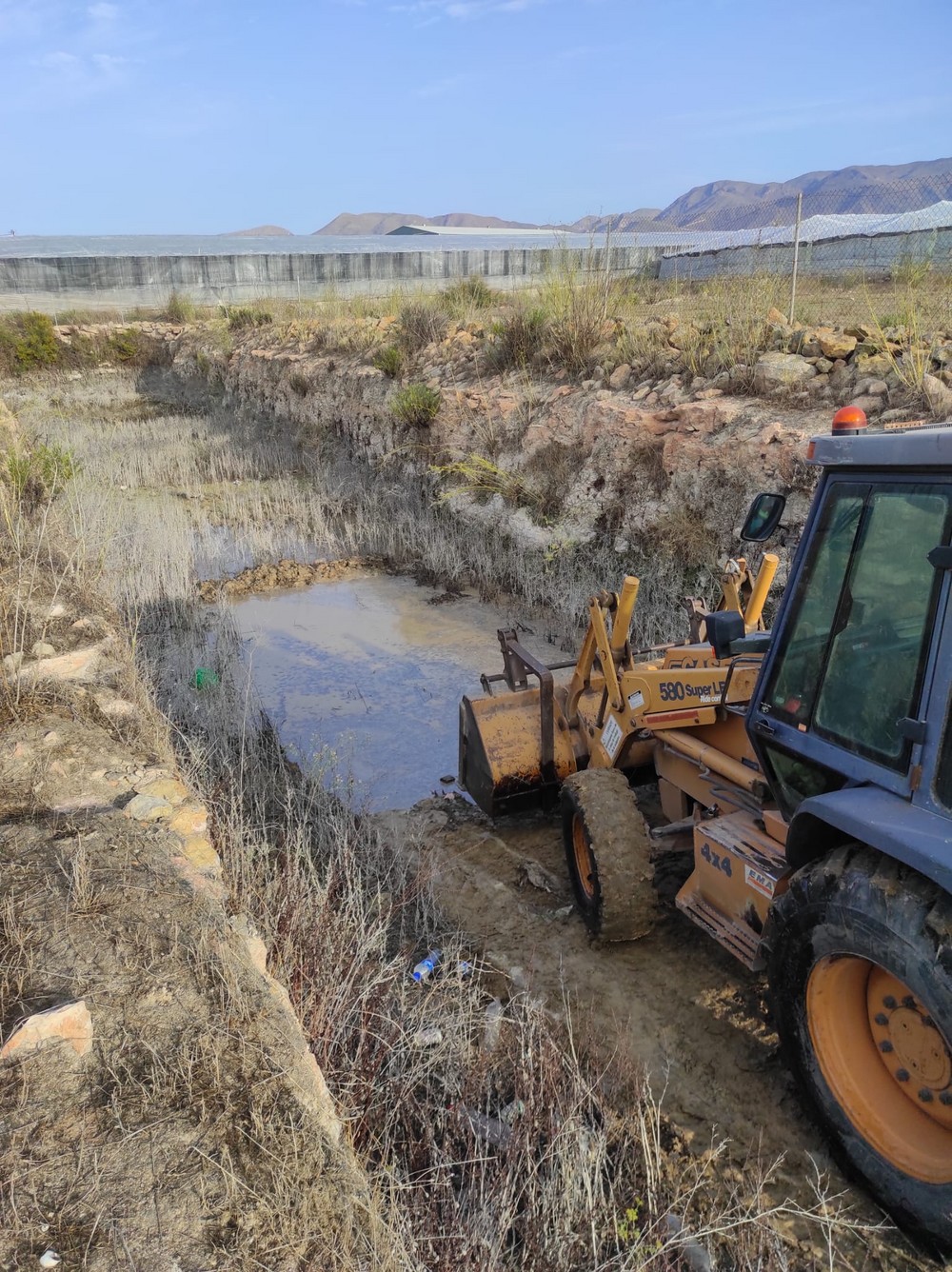 El gobierno local continúa acometiendo tareas de limpieza y desbroce de arcenes en caminos rurales del municipio
