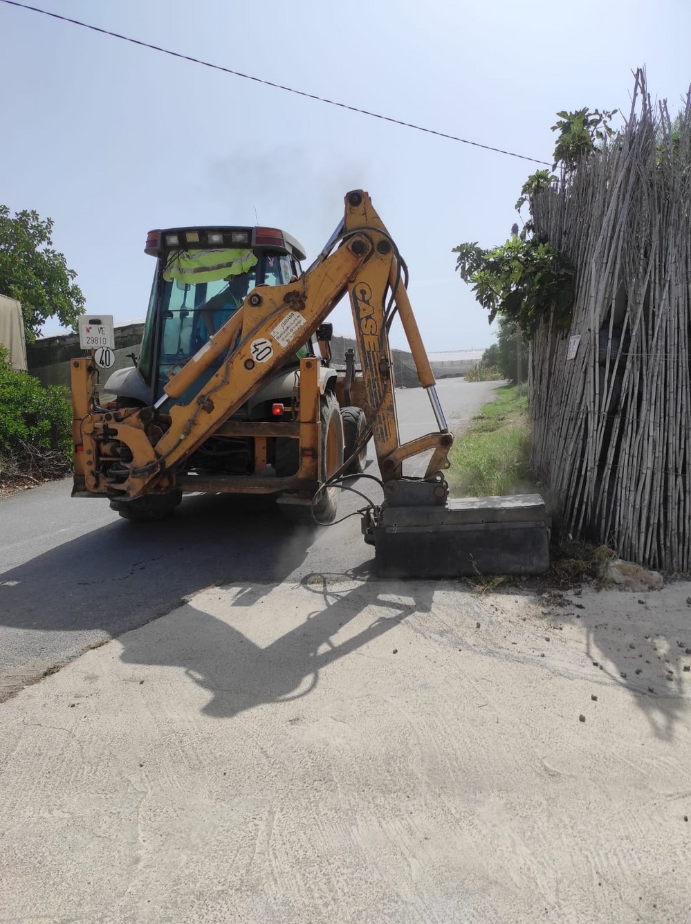 El gobierno local continúa acometiendo tareas de limpieza y desbroce de arcenes, así como labores de mantenimiento de pluviales en caminos rurales del municipio