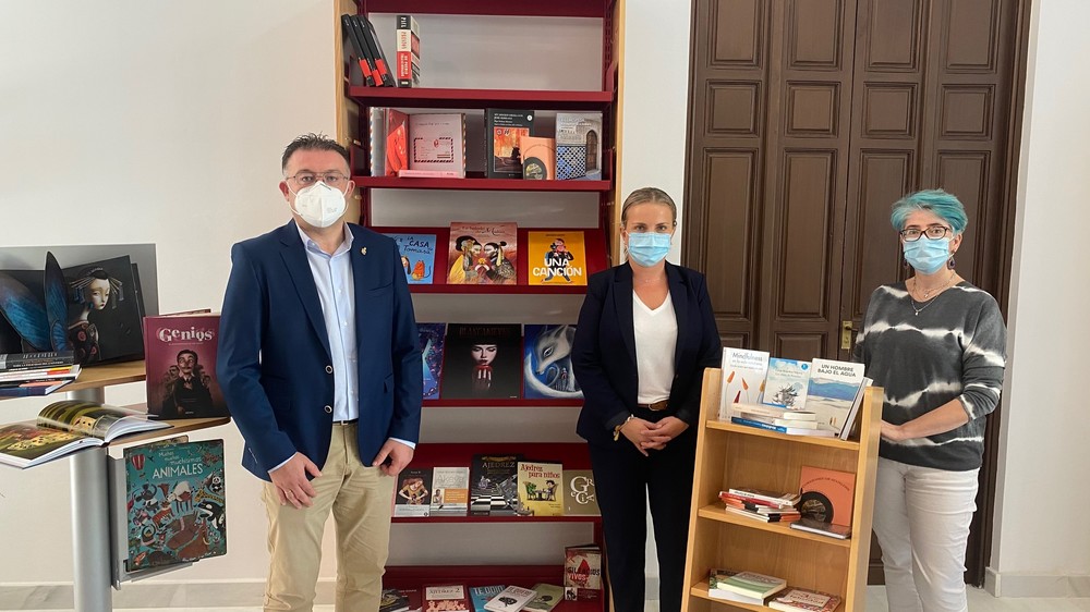 Berja amplía los fondos de la Biblioteca con cerca de 400 libros adquiridos en las papelerías locales