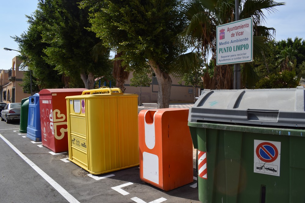 Nueva señalización de los puntos limpios del municipio y reposición y lavado de contenedores
