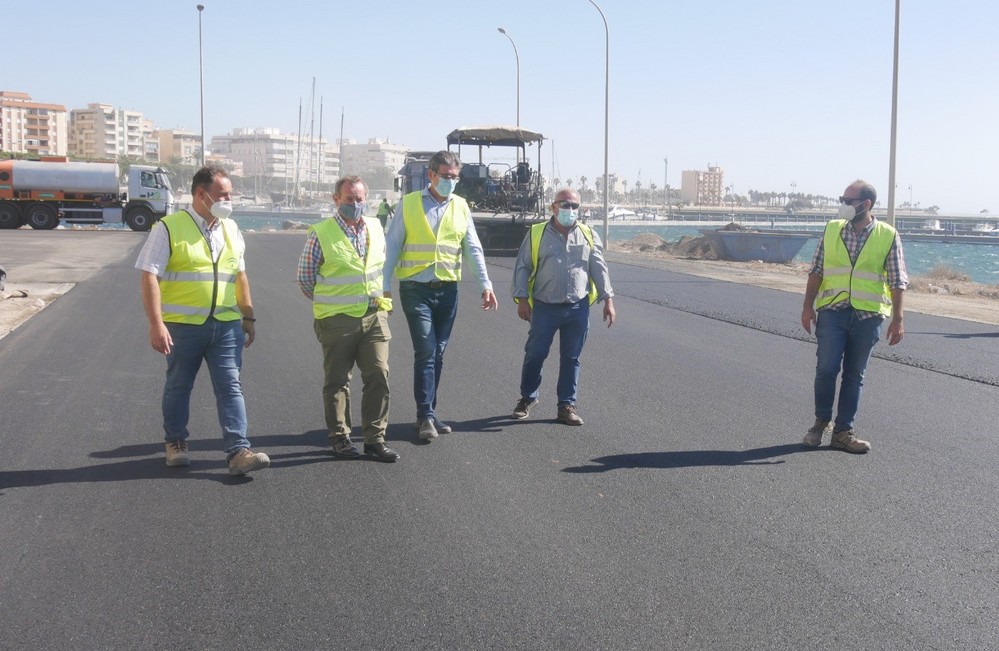 El muelle pesquero de Adra mejora su acceso con las obras de asfaltado