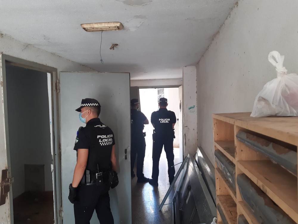 Endesa, ‘Aguas de El Ejido’ y Policía Local llevan a cabo el corte de los enganches ilegales de luz y agua en viviendas ‘Okupadas’ en Las Norias