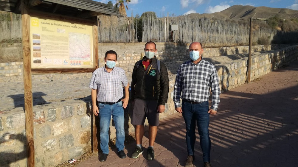 Ayuntamiento de Adra y Federación Andaluza de Montañismo adecúan la Ruta de Guainos y Bolaños