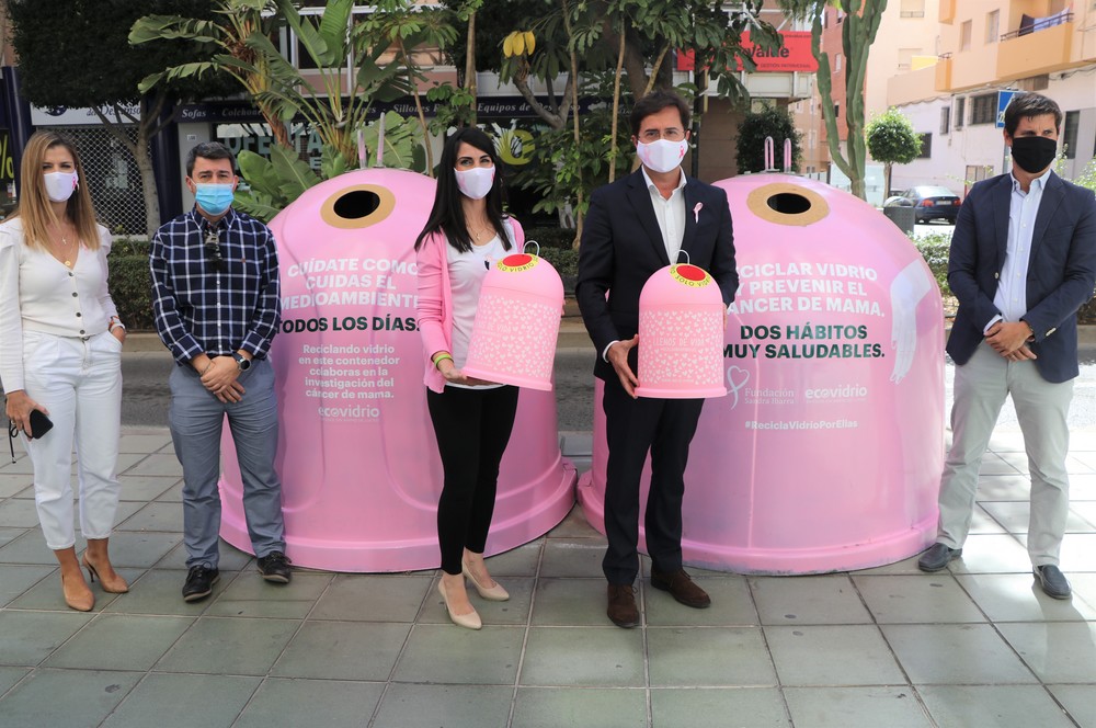 Ecovidrio y el Ayuntamiento de El Ejido presentan la campaña solidaria ‘Recicla Vidrio por ellas’ con motivo del Día Mundial del Cáncer de Mama