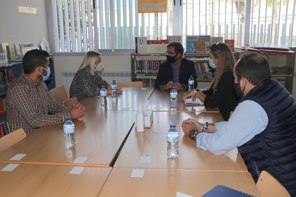 Ayuntamiento y dirección del CEIP Almerimar se reúnen para analizar el avance del proyecto de ejecución del nuevo centro educativo en el núcleo costero