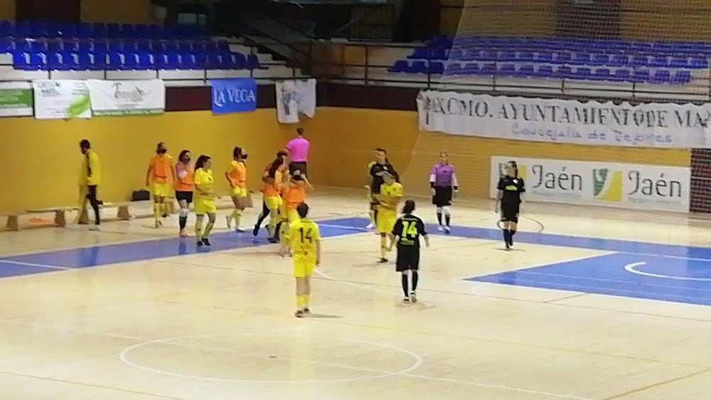 El sénior femenino se queda a un  paso de puntuar ante Martos