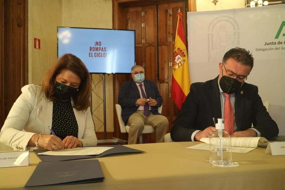 Berja firma el 'Compromiso Blanco' para conseguir el reciclaje de todo el plástico de los invernaderos