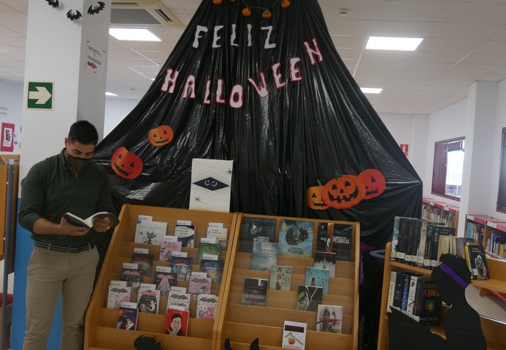 La Biblioteca Municipal de Adra celebra Halloween con una sección especial de libros