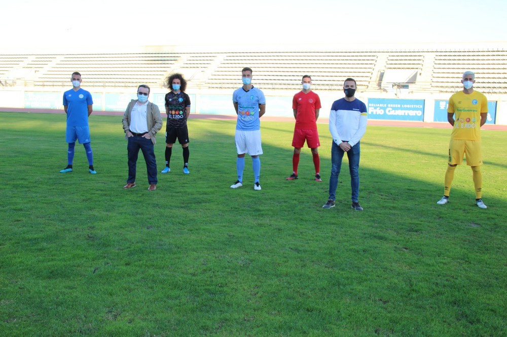El CD El Ejido presenta sus equipaciones para la temporada 2020/2021 manteniendo su esencia celeste