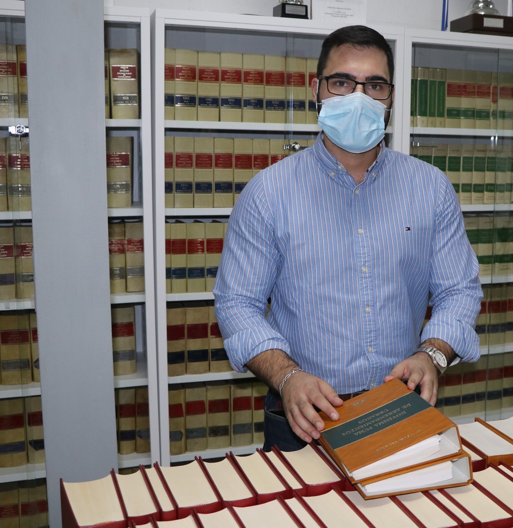 El Ayuntamiento de El Ejido adquiere nuevo mobiliario dirigido a la clasificación y adecuada conservación de material bibliográfico que posee la Administración Local perteneciente al siglo pasado