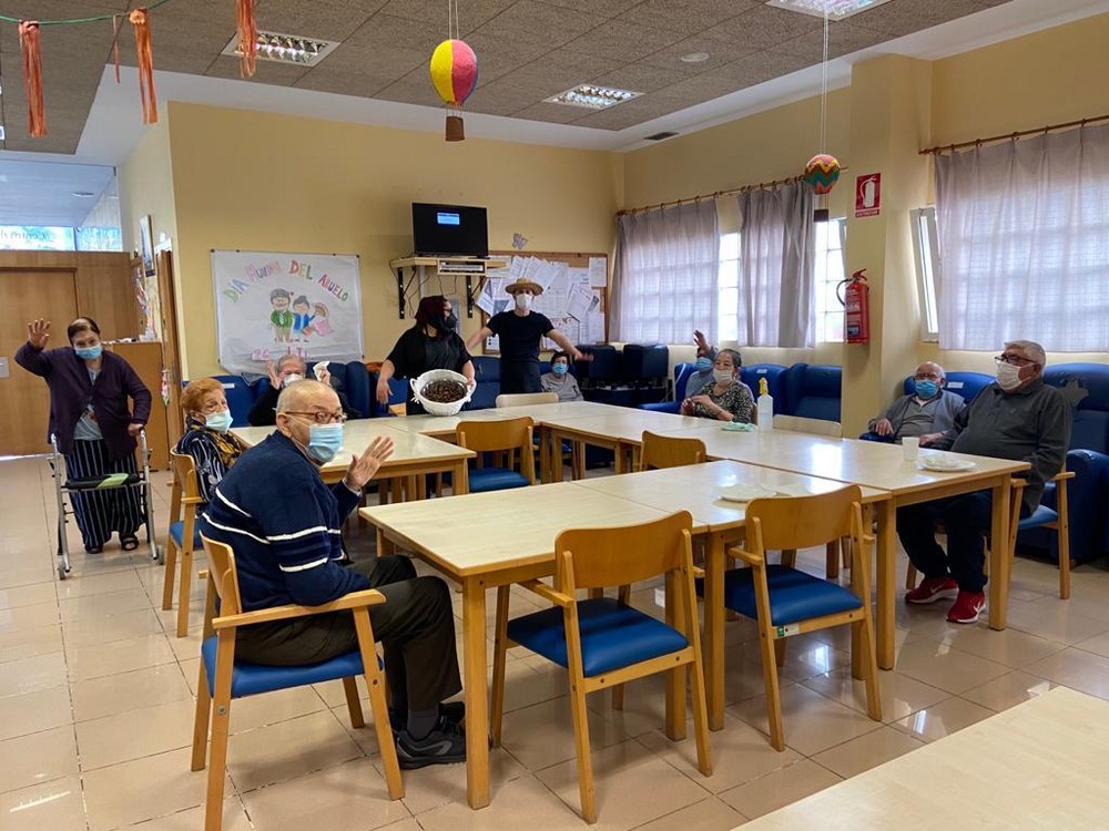 La Unidad de Estancias Diurnas de Vícar celebra su castañada con buñuelos y mascarillas