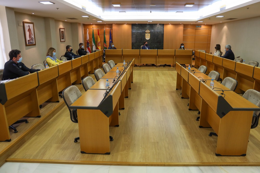 Ayuntamiento y un importante fondo inmobiliario analizan la problemática de la okupación ilegal de viviendas en El Ejido