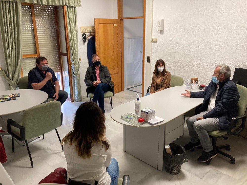 El equipo de Gobierno daliense muestra al delegado de Educación las necesidades del municipio