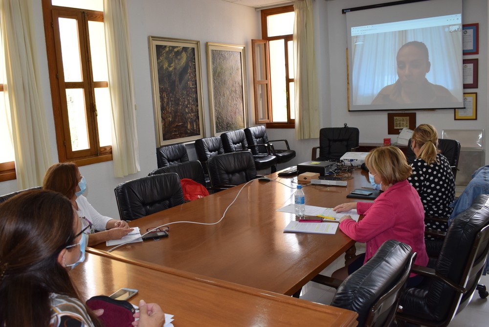 El Ayuntamiento y centros educativos vicarios coordinan telemáticamente las actividades conmemorativas del 25-N