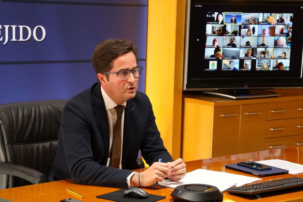 El Gobierno local destinará casi 2,5 millones de euros a ayudas directas al sector servicios y a la puesta en marcha de una bolsa de aparcamientos en las zonas del municipio con una mayor demanda