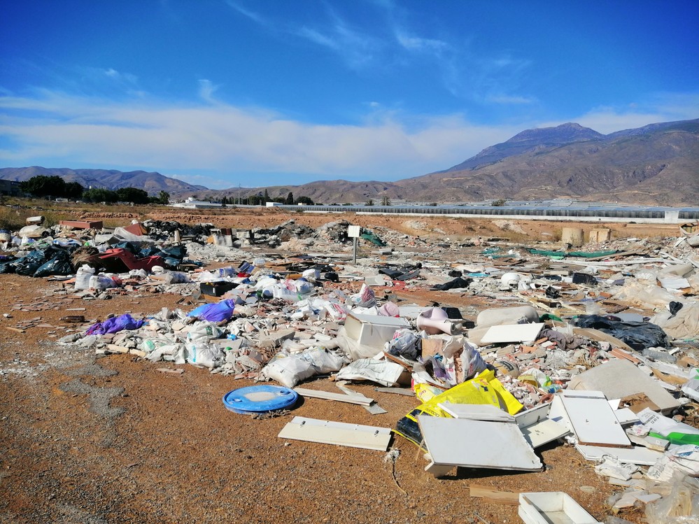 Juventudes Socialistas de El Ejido denuncia el estado de dejadez y abandono en materia de residuos que sufren las inmediaciones de la antigua empresa Canalex