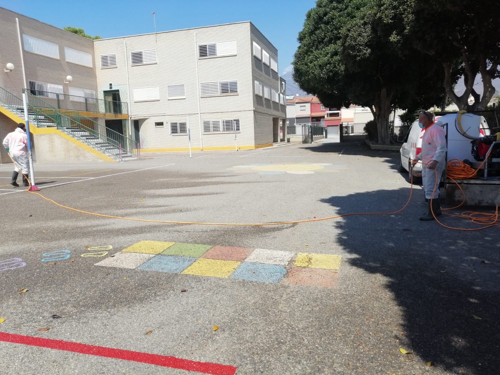 El Plan de Limpieza y Desinfección frente al Covid-19 de los centros educativos supera las 400 horas diarias en El Ejido