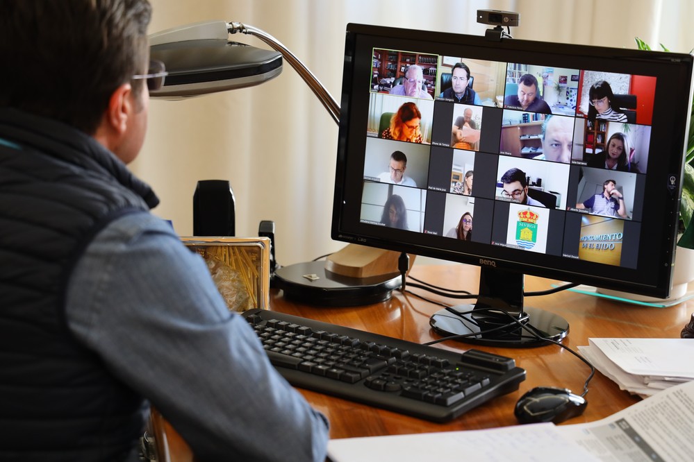 El gobierno local mejorará el acceso de las personas invidentes a la Casa Consistorial con la incorporación de cartelería en braille, señalización de itinerarios y pictogramas