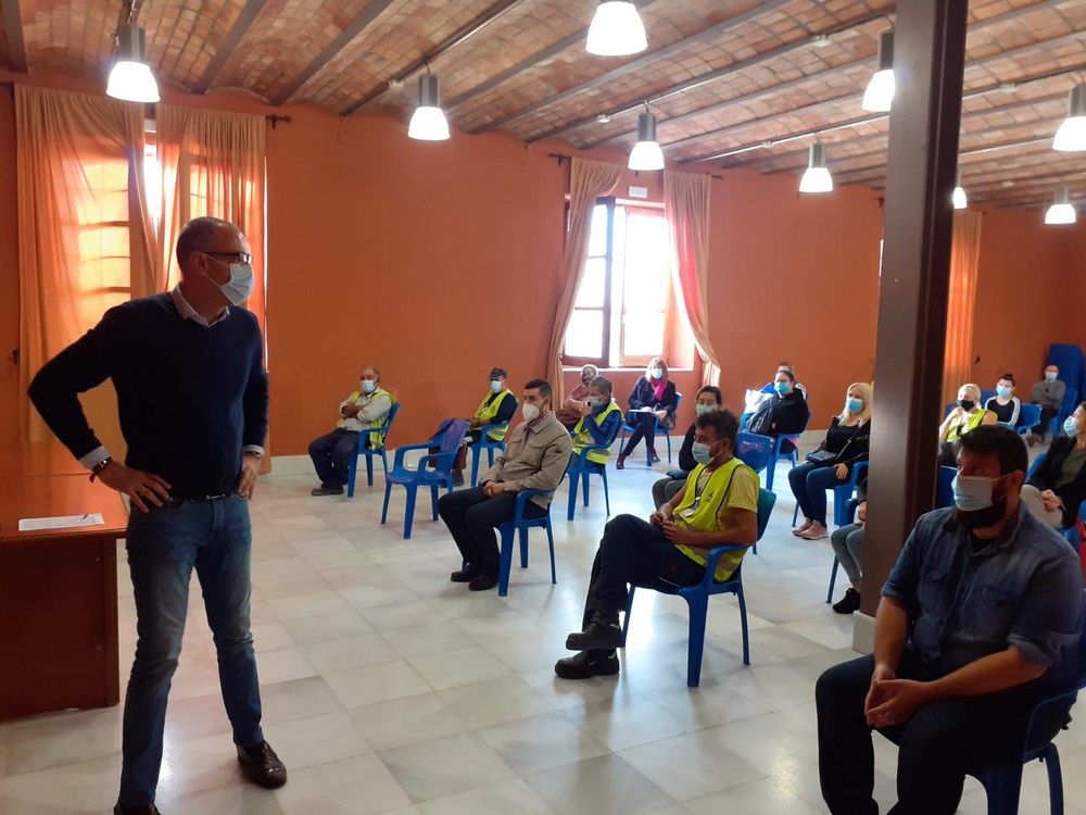 Los trabajadores del Plan Aire de Adra reciben una sesión de prevención de riesgos laborales