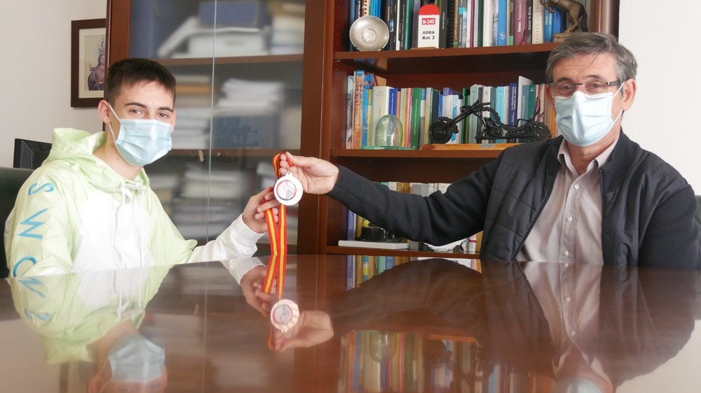 Cortés recibe al karateka abderitano Miguel Peña tras lograr el bronce en el Campeonato de España