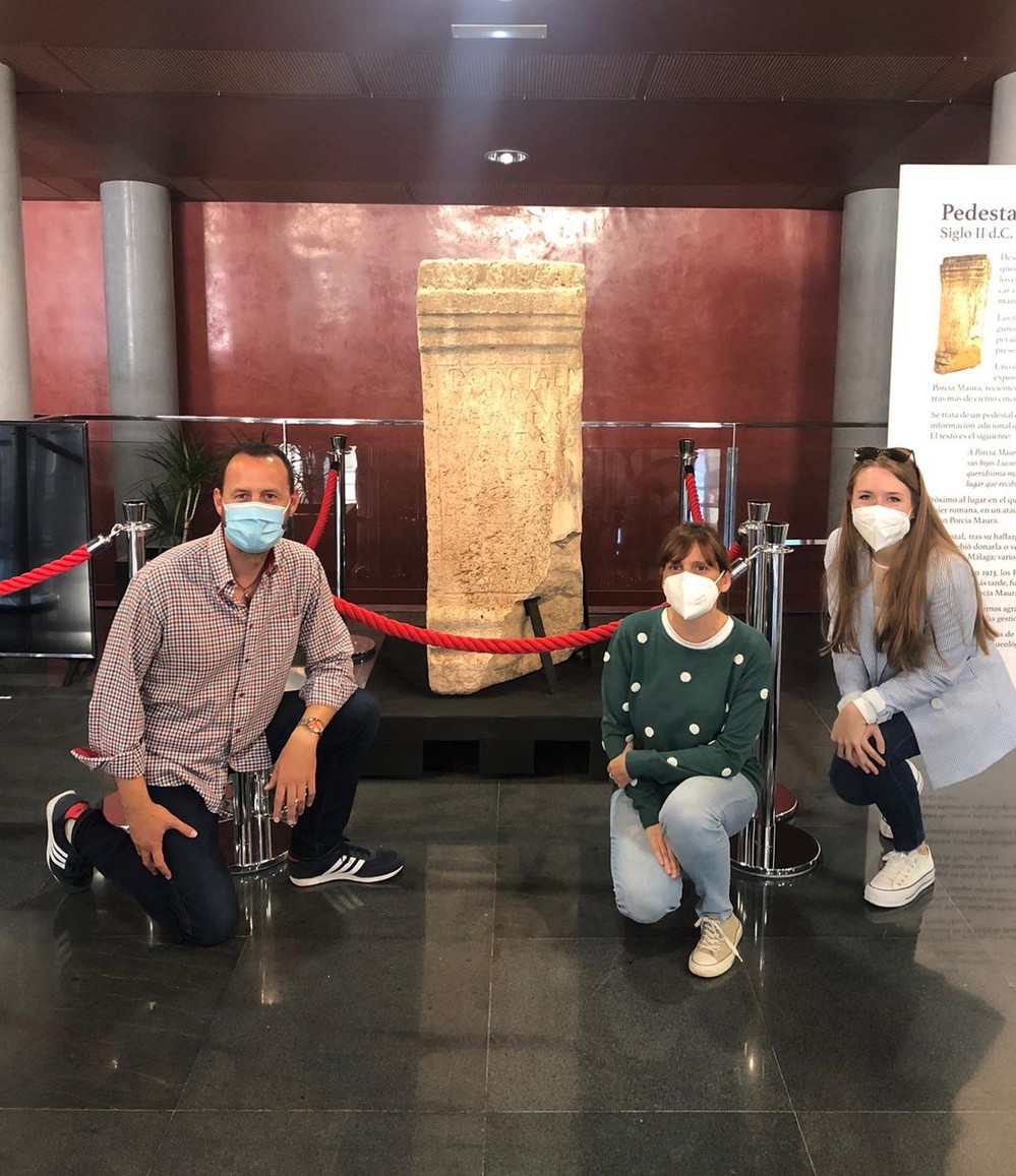 Ya se puede visitar el pedestal de Porcia Maura, expuesto en el hall del Teatro Auditorio de El Ejido, bajo todas las medidas de seguridad frente al Covid