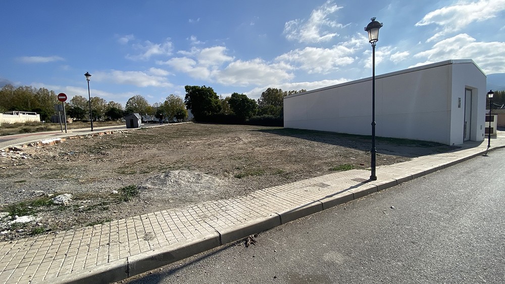 El alcalde de Berja anuncia la pavimentación de la explanada del Centro Social de Benejí