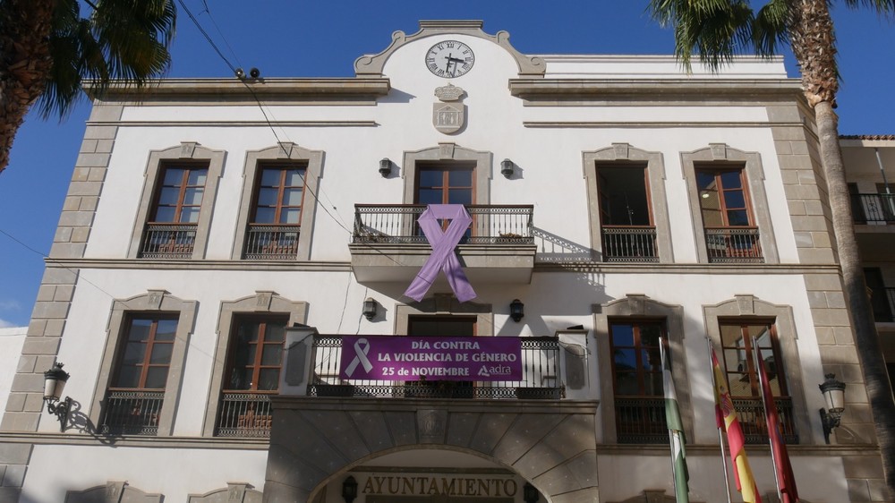 Adra prepara la celebración del 25N con reparto de mascarillas y una obra de teatro