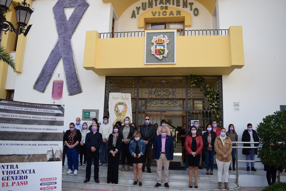 Vícar homenajea a las víctimas de violencia de género en la conmemoración del 25-N