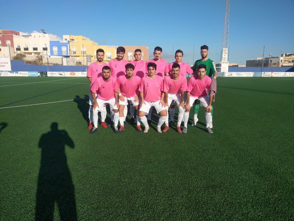 Sin aprovechar la superioridad numérica, el Poli Ejido CF empieza empatando en Adra (1-1)